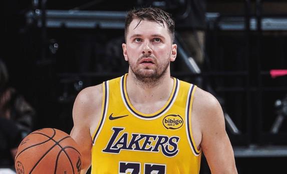 体育平台-尽力局，东契奇25中16空砍42分7板8助4断，正负值-10