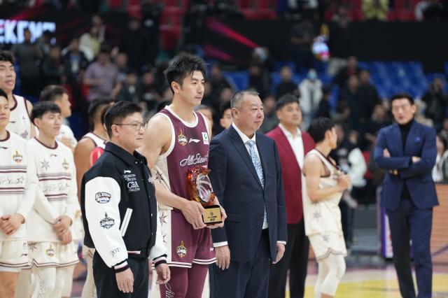 满冠体育-从黄金一代到邹雨宸MVP,薪火相传铸就经典全明星