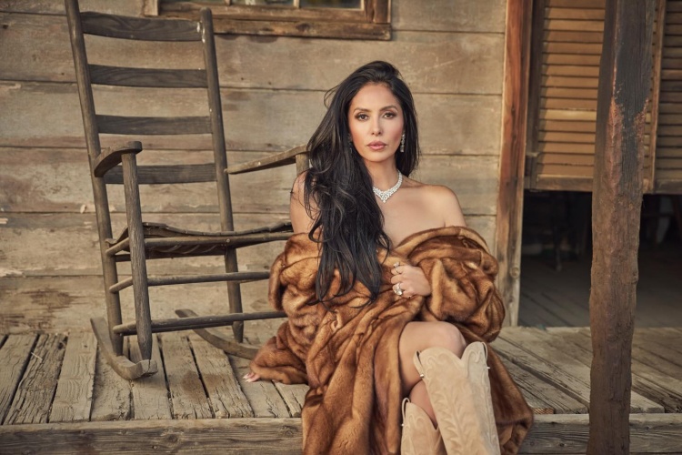 瓦妮莎晒照:闺蜜们鼓励我多拍照!甜瓜前妻拉拉:闺蜜就是指我啦