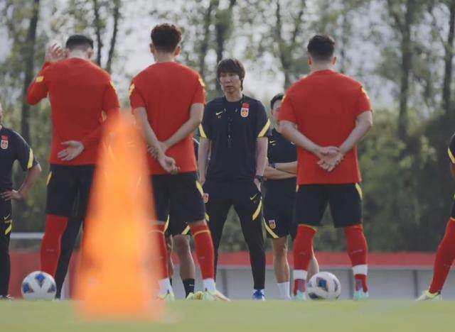 国足对抗赛首战澳洲首发浮现：442不变欲以攻对攻？